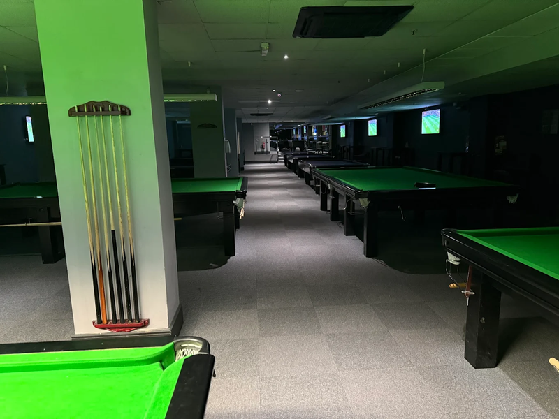 Rileys Sports Bar Victoria - Image 1